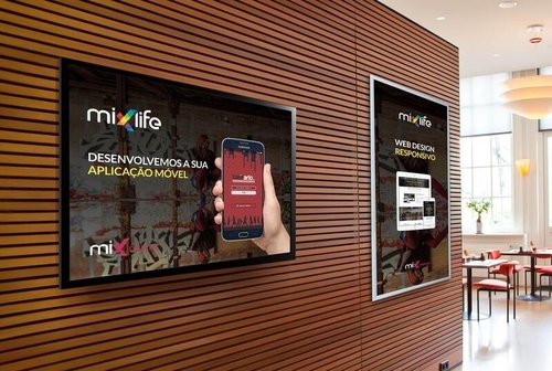 Màn hình quảng cáo cảm ứng